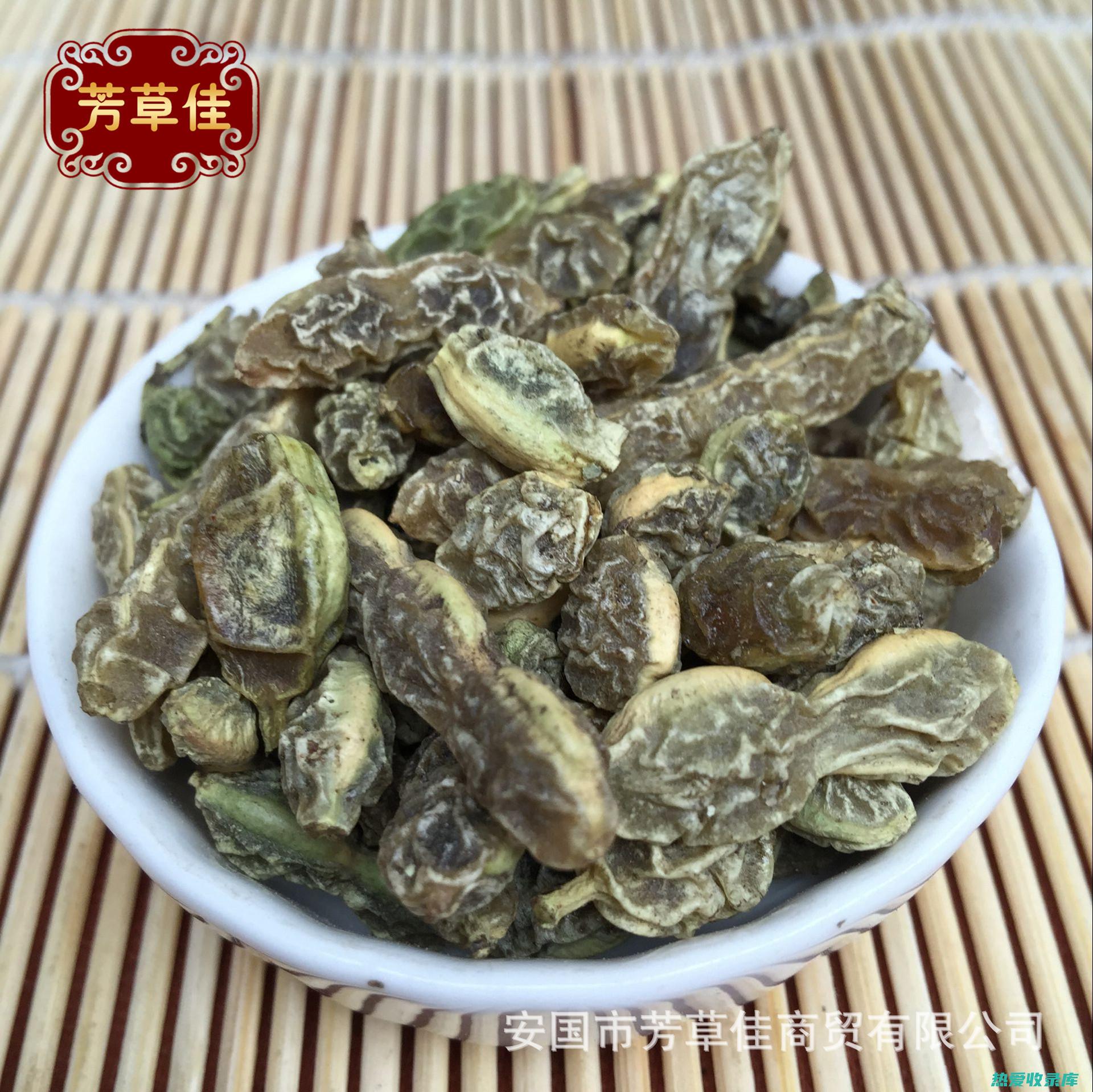 食用：槐角可以泡茶、熬粥或入菜。槐角茶清凉爽口，具有降暑止渴、清热解毒的功效。槐角粥香甜可口，具有补血养颜、润肠通便的作用。槐角菜肴清淡爽口，具有开胃消食、降脂降压的功效。(槐角有什么用处)