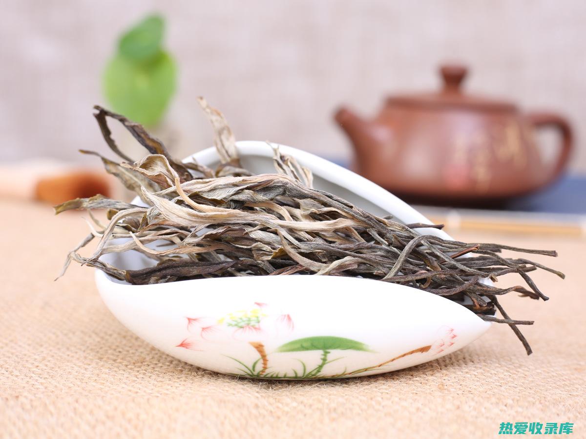 泡茶：将松树花冲泡成茶饮，具有清热解毒、利尿消肿等功效(松树泡水治茶饮)