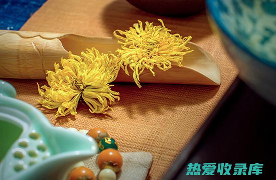 外用：菊花可以外用，可以用来制作菊花水、菊花面膜等护肤品。菊花水具有消炎杀菌、收敛毛孔的功效，可以帮助改善肤质，淡化痘印、皱纹。(菊花能外用吗)