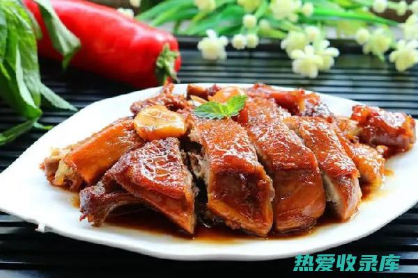 蛋白质：鸭肉富含蛋白质，每100克鸭肉中含有20-25克蛋白质，是猪肉的2倍多。(蛋白质鸭肉高还是鸡肉高)